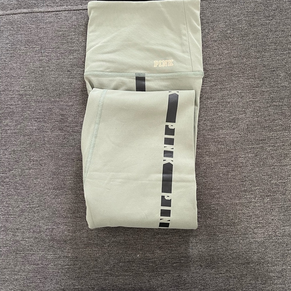 Victoria sport workout leggings. Lightly worn maybe 3 times.